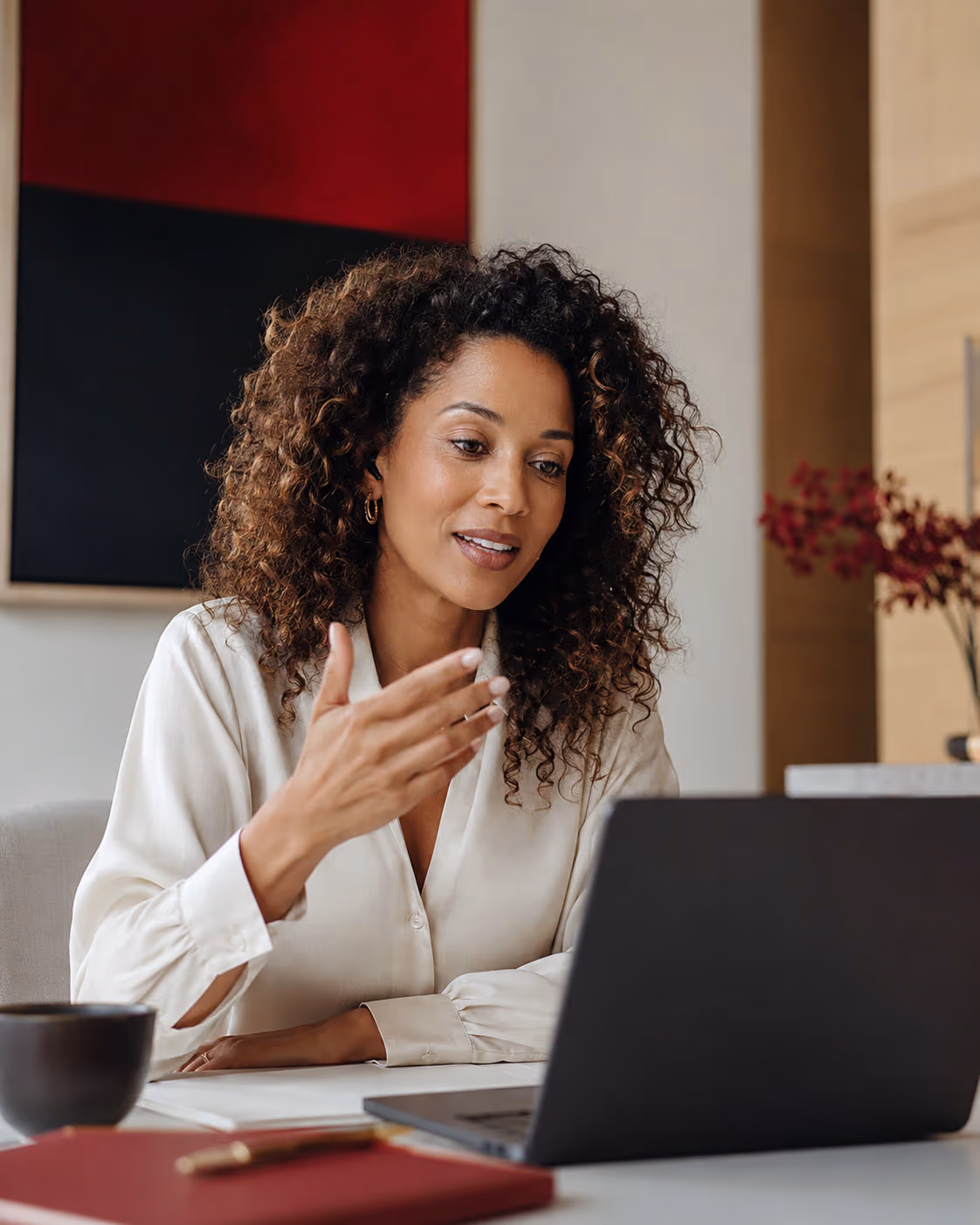 Une professionnelle échange devant son ordinateur